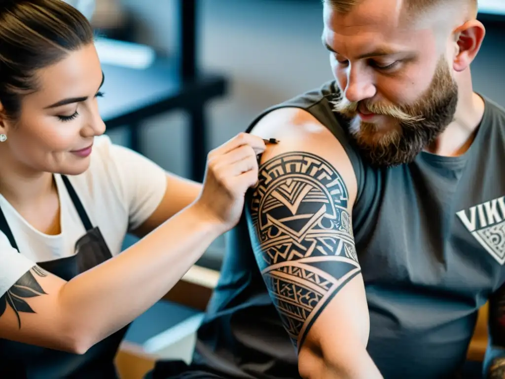 Un artista de tatuajes modernos recrea motivos vikingos con maestría en el brazo de su cliente