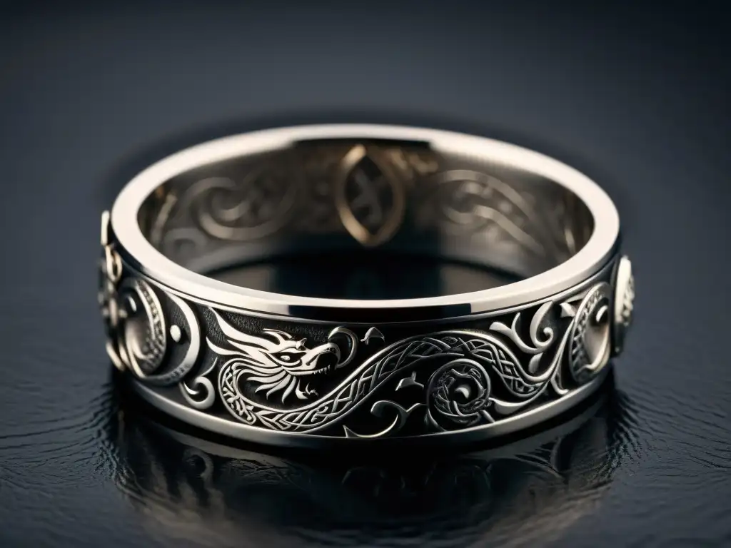 Brillante anillo vikingo plateado con dragones y runas, resaltando su impacto vikingo en arte europeo