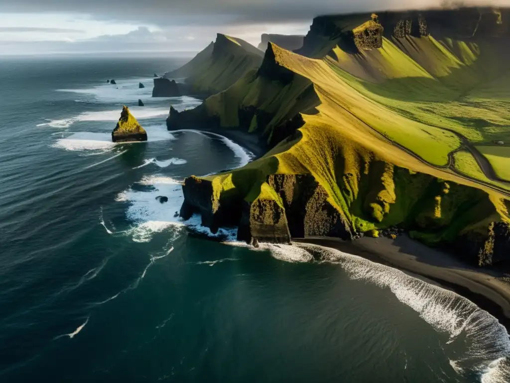 Costa escarpada de Islandia, acantilados dramáticos y océano Atlántico