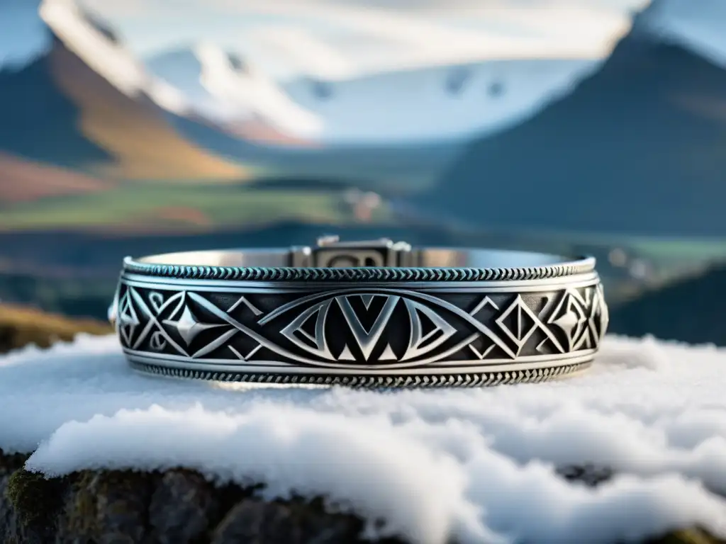 Detalle de brazalete vikingo de fuerza con símbolos nórdicos y paisaje montañoso nevado al fondo