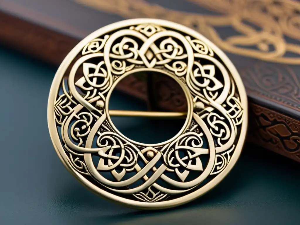 Detalle de broche vikingo con intrincados motivos de serpientes y nudos, interpretando iconografía joyería vikinga