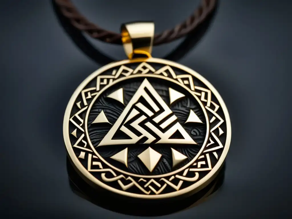 Detalle de colgante vikingo con símbolos nórdicos como el Valknut, Mjolnir y Yggdrasil, resaltando la artesanía y la mística de las joyas vikingas