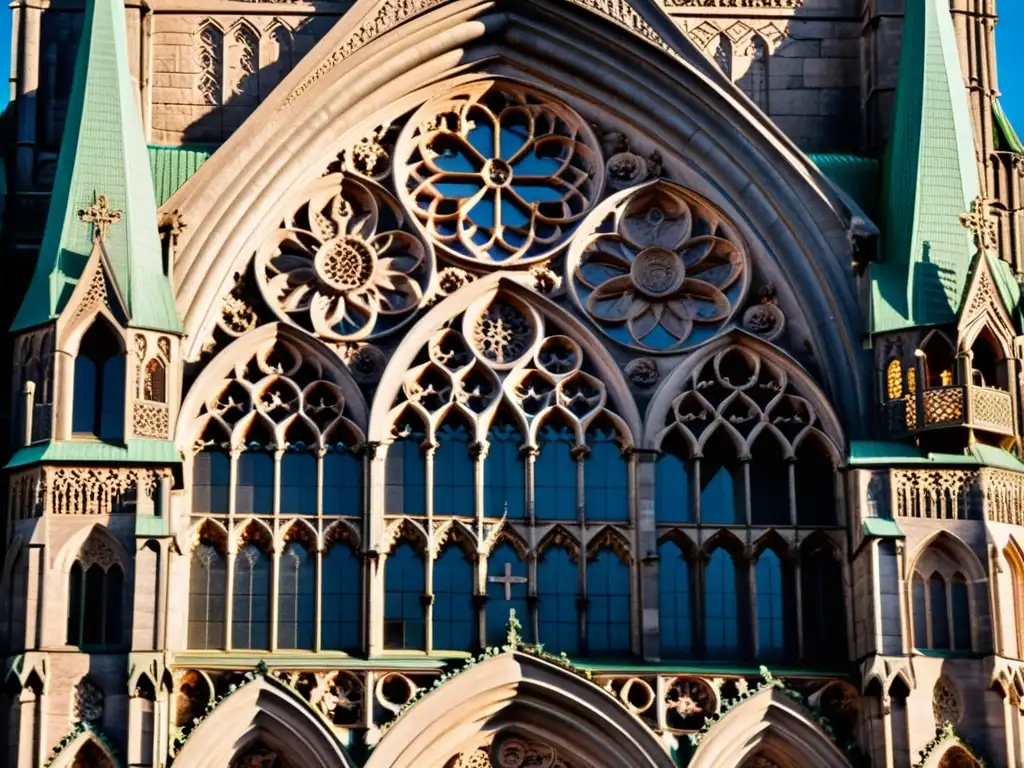 Detalles medievales de la fachada oeste de la Catedral de Nidaros en Trondheim, Noruega, Capital de los Reyes Vikingos