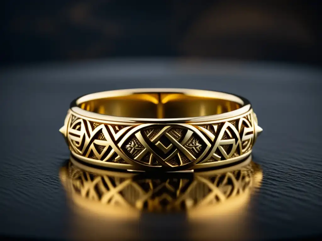 Exquisita joyería vikinga: brazalete de oro con runas y símbolos nórdicos, reflejo de la artesanía ancestral