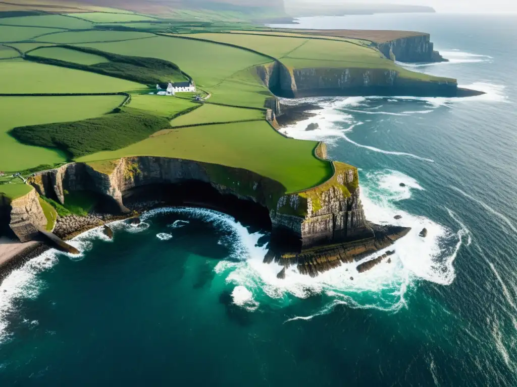 Impresionante costa de las Islas Orkney con acantilados y ruinas vikingas en Escocia