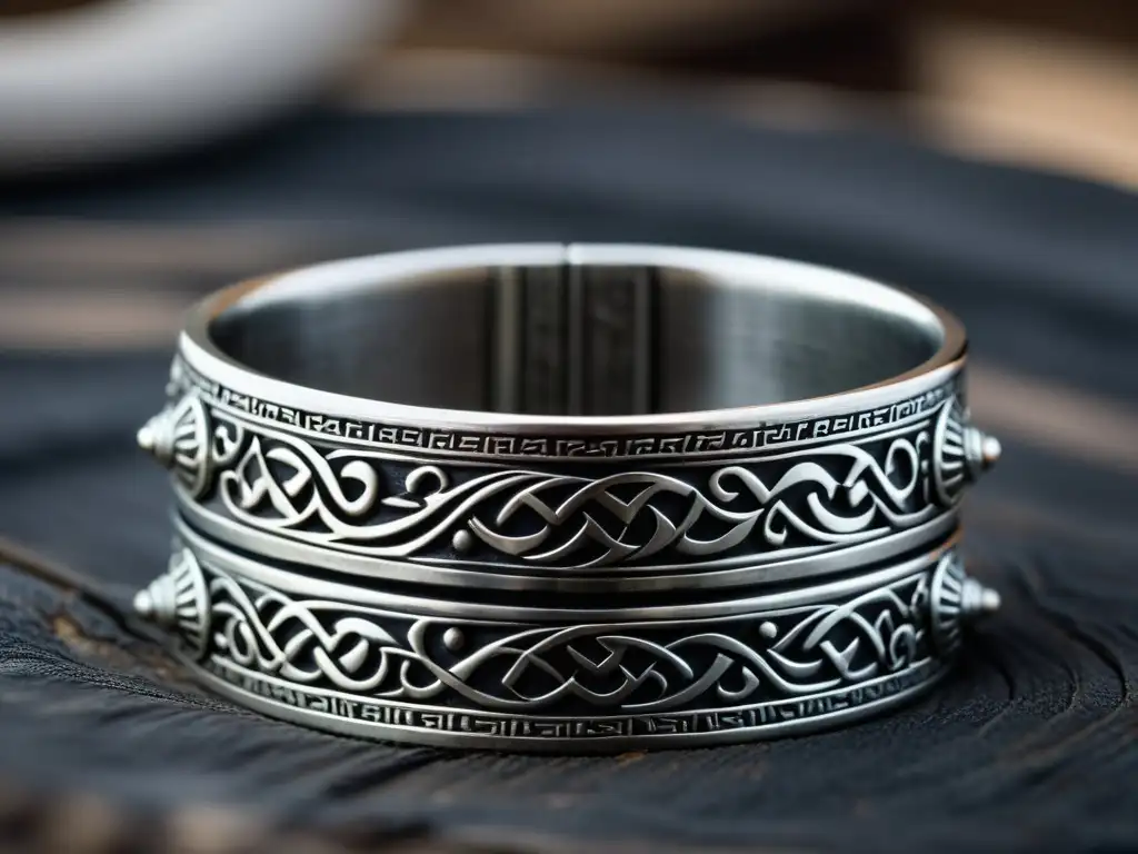 Intrincado brazalete Vikingo plateado con grabados asiáticos, reflejando la influencia asiática en cultura vikinga