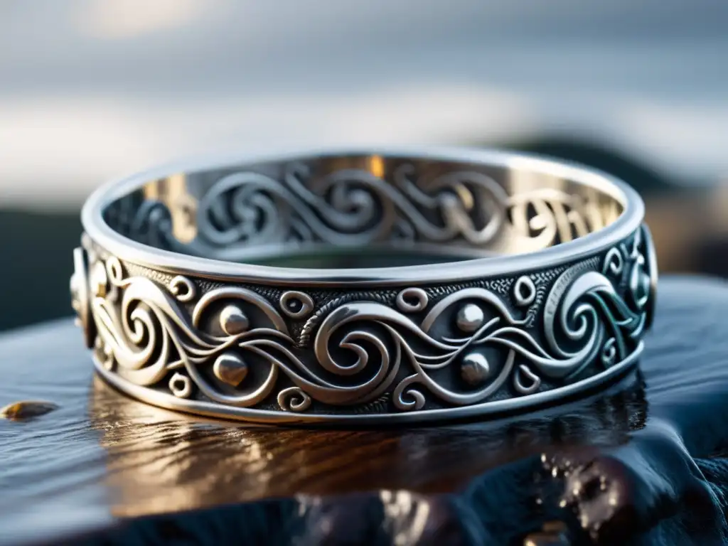 Joyas vikingas en la alta sociedad: brazalete de plata con intrincado diseño de nudos y dragones, reflejando la valentía de los guerreros nórdicos