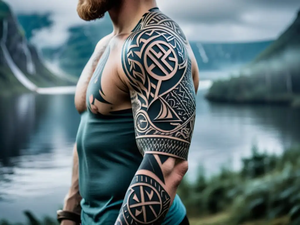 Un vikingo moderno exhibe un tatuaje épico con símbolos nórdicos en un bosque escandinavo neblinoso