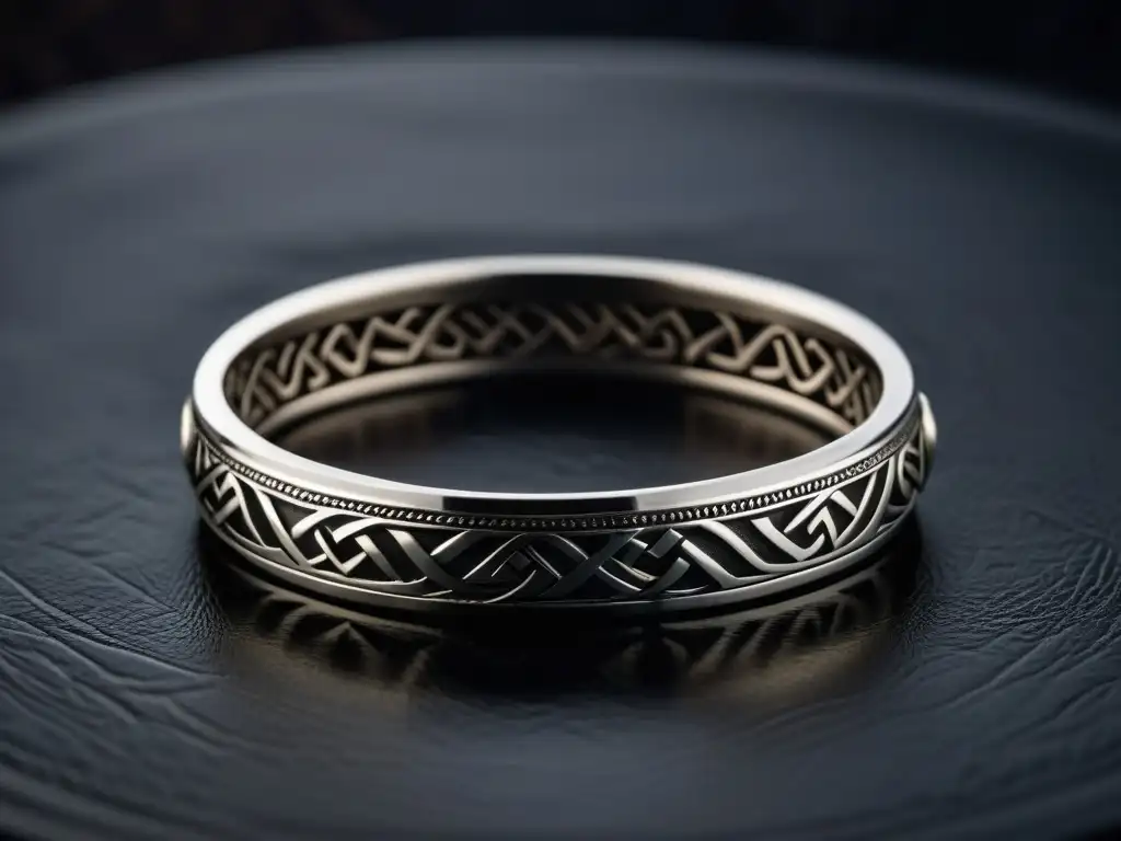 Vistoso brazalete vikingo plateado con grabados rúnicos y patrones geométricos, destacando la evolución joyería vikinga siglos